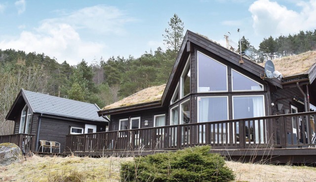 Lovely home in Jørpeland with house sea view