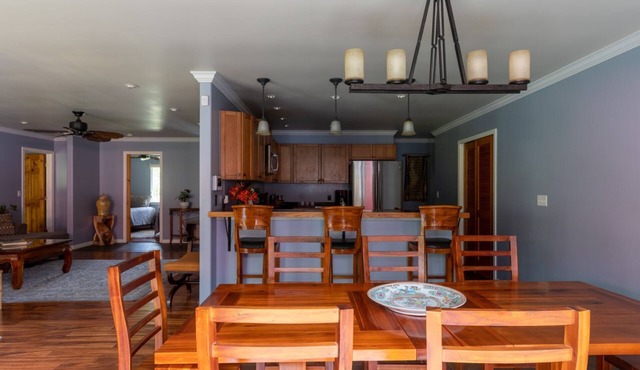 Lovely, Spacious Villa with HotTub, Outdoor Dining, Fire Pit