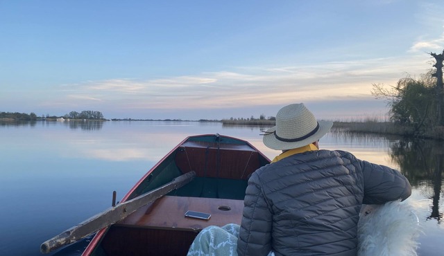 Luxe Woonboot op Eiland met Sloep in Grou