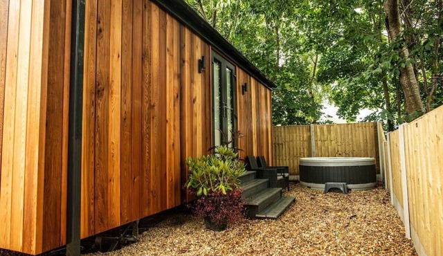 Luxurious Canal-side mini lodge in Llangollen. in Llangollen