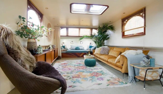 Luxurious Houseboot with jacuzzi in the Historic Amsterdam Canals