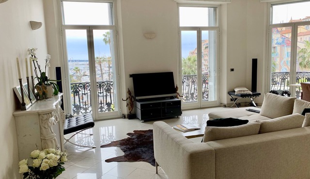 Luxury Boutique Apartment - stunning view - old port in Cannes