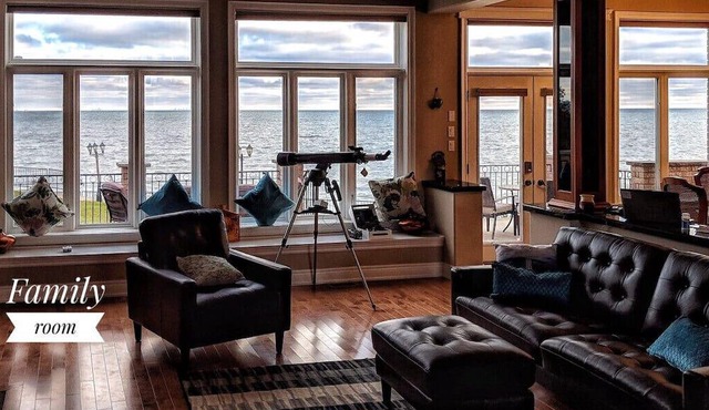 Luxury - Lake Paradise Villa With View of Water/Sunrise in Hamilton