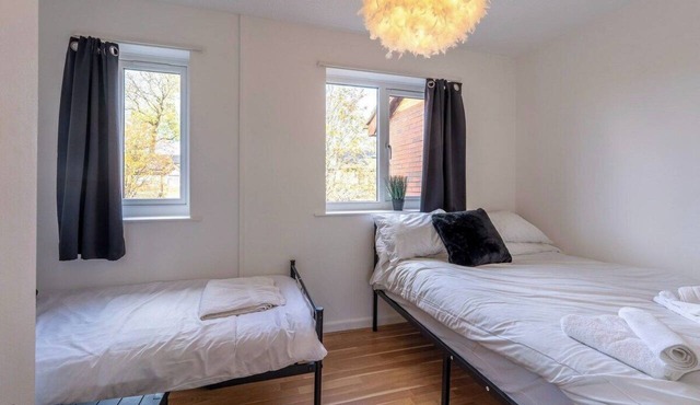 M13 Manchester 2 Bed | Parking | 15% Discount in Manchester