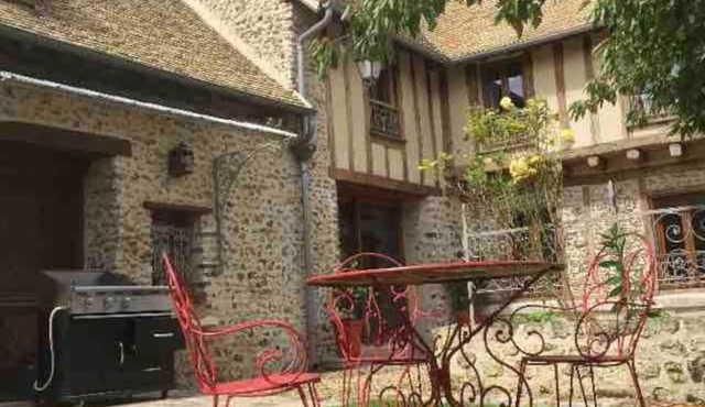 Maison avec exterieur in Bû