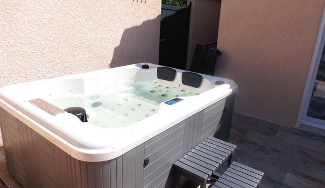 Maison Rénové Avec Terrasses , un Spa, Entouré de Champs et à 15mn de Marseille
