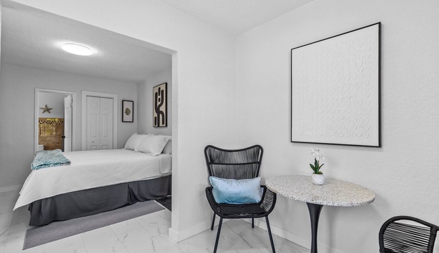 MANGO TANGO COTTAGE heated pool 2-minute walk to beach and attractions. in Clearwater