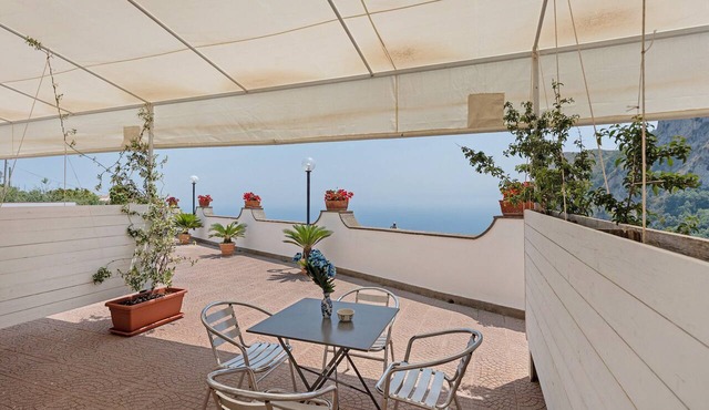 'Mitigliano Apartment' with Sea View, Wi-Fi and Air Conditioning in Massa Lubrense