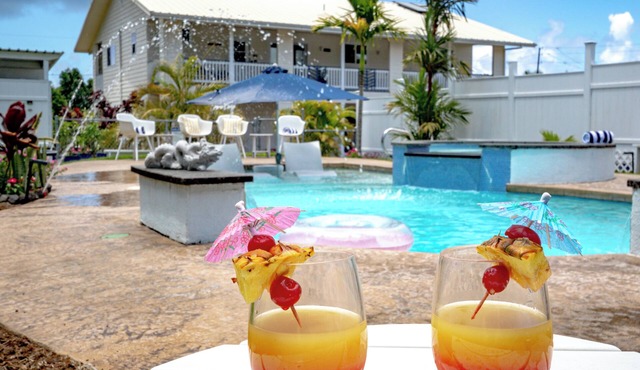 Moana Sunrise Villa- Resort-like pool, hot tub and A/C! This place has it all!