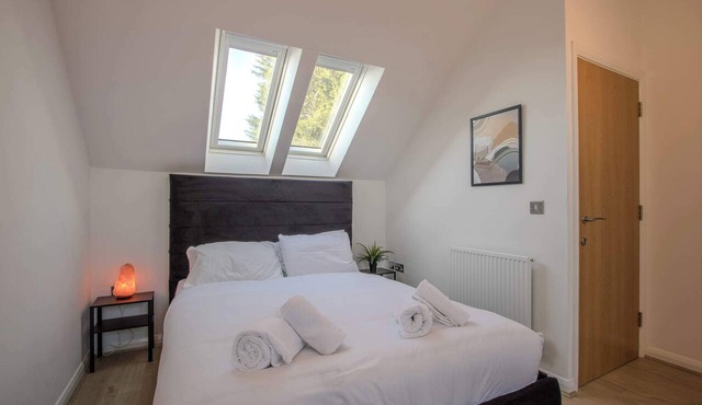 Modern 2-Bed House In Swinton - Private Parking in Swinton