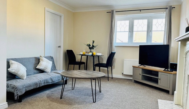 Modern 2BR Getaway | Close to Airport + Free Parking in Wythenshawe