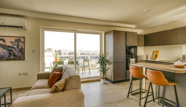 Modern 3BD Spacious Apartment with Terrace - Close to Yacht Marina in Msida