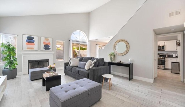 Modern 3BR Home Pets, 7 Min to Airport, Parking in Las Vegas