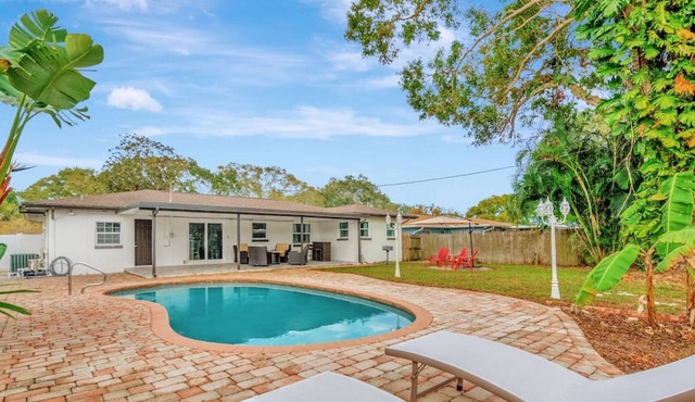 Modern Clearwater 3 bedroom pool & BBQ in Clearwater