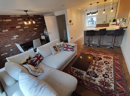Modern Hammersmith 2 Bed 2 Bath Apt with AC & Terrace in London