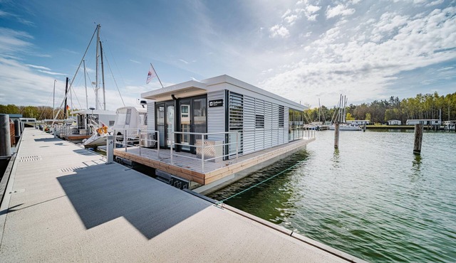 Modern houseboat for 4 guests in Peenemünde