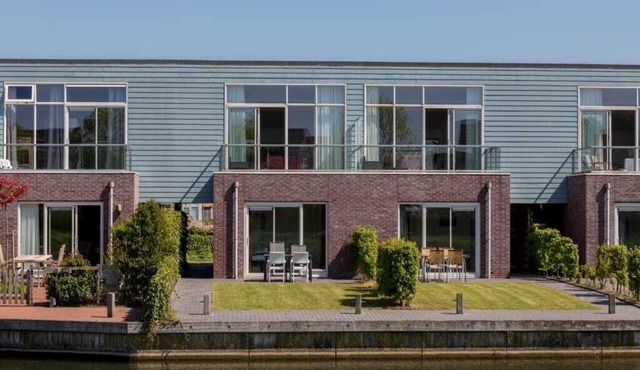 Neat island house with beautiful view, for larger groups, it is ideal to rent in combination with th in OUDE-TONGE