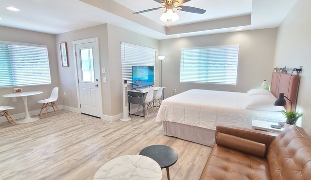 New Air Conditioned! Cozy & Modern Style Studio with King Size Bed Free Laundry