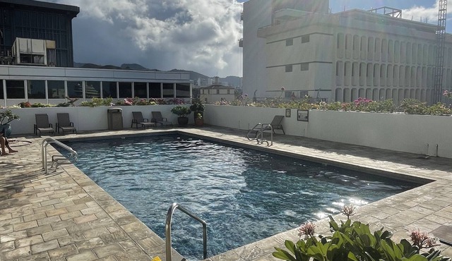Newly remodeled 2 bd/2ba Kaka'ako condo on 25th floor with city/ocean views