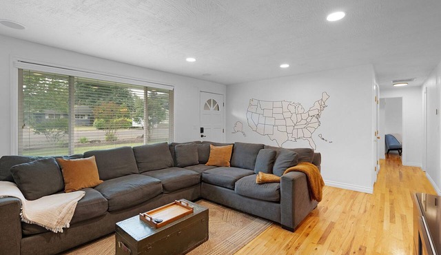 OC Haus · Ranch Home · Fire Pit · Fireplace · 4BR · 25 Min to Portland in Oregon City