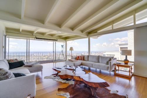 Ocean + Skyline Views: Honolulu Retreat