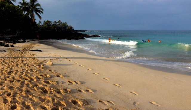 Ocean View Beach Condo, Top Floor at Magic Sands Beach