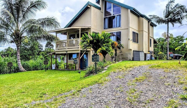 Ocean View King Rental near Akaka Falls, Hawaii