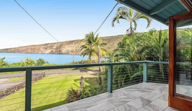 Oceanfront Captain Cook Sanctuary with Lanai & Full Kitchen