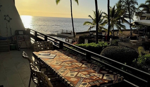 OCEANFRONT CONDO TOTAL REMODEL 2025 2 POOLS KONA SUNSETS PRIVATE LANAI A/C