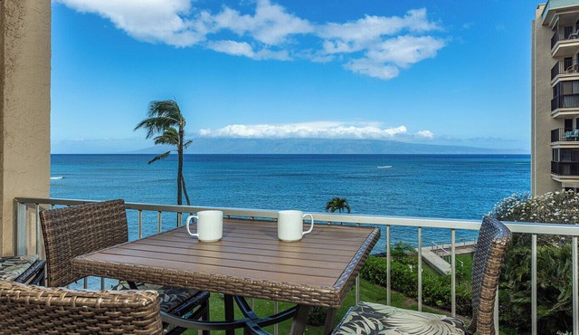 Oceanfront Maui condo w/lanai and pool access