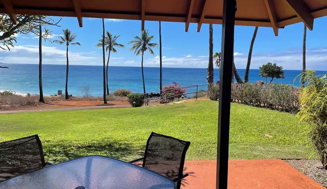 Oceanfront Molokai Cottage with Unobstructed Sunset Views