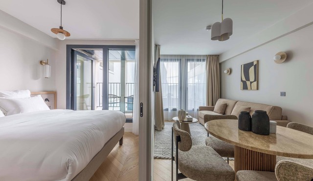 Opera -3 Bedroom/2 living rooms connecting apt. in Paris