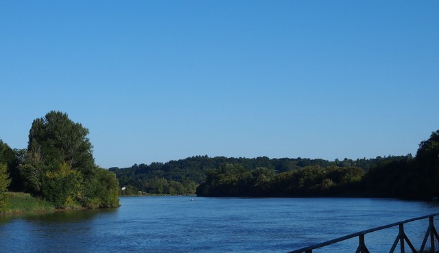 Opposite Saint-Emilion, by the river, in the heart of the Bordeaux vineyards in Cabara