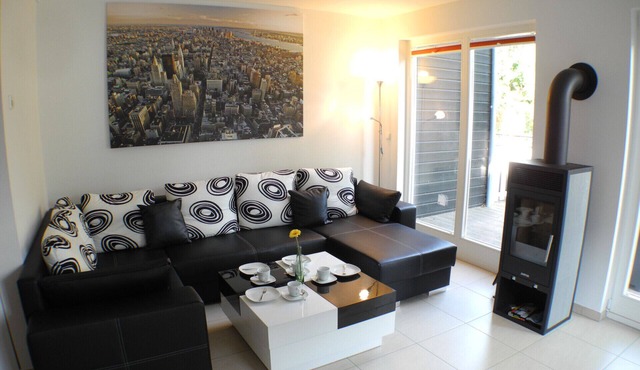 "Ostseezauber" Vacation Home in Glowe – leave your everyday life behind and relax in the infrared sauna and hot tub with soothing lighting. The 3D TV with 4 pairs of glasses delivers the best entertainment in Glowe