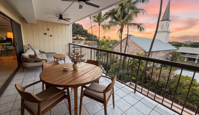 Peek-a-Boo Ocean View Condo in Kona - Walk to Beaches, Shops & Restaurants