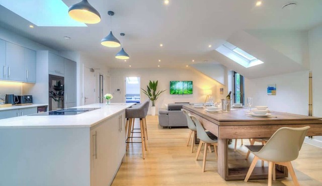 Penthouse Flat Manchester. 10 minutes to Airport. Sleeps 8. in Wythenshawe