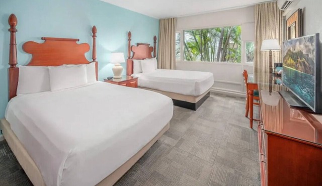 Perfect Beach Vacay! 4 Spacious Rooms | Pool + Fireplace | Near Paukukalo Beach
