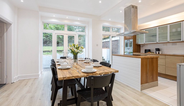 Pillo Rooms - 4BR House near Heaton Park in Manchester
