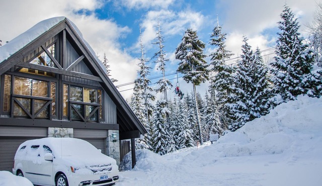 Pinnacle Ridge 38 – Ski in Ski out, Wood Fireplace in Whistler