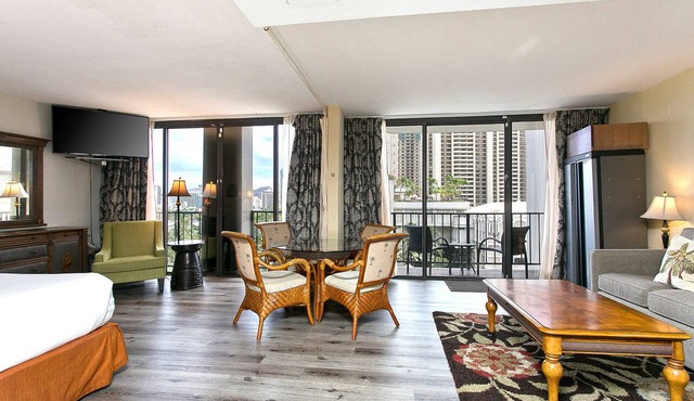 Pool & close to Beaches, Elegant King Bed Studio (Sleeps 4) FREE Parking!