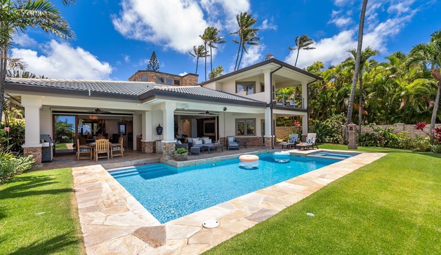 Portlock Oceanfront Estate: Luxe Beachfront Villa w/Pool & Ocean Views