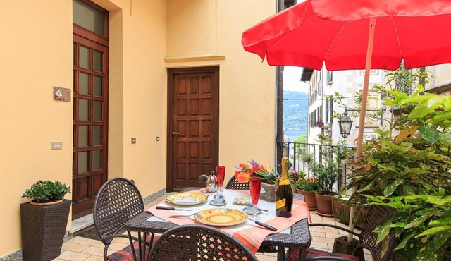 PRETTY CENTRAL APARTMENT, HISTORIC CENTER WITH PARTIAL LAKE VIEW in Orta San Giulio