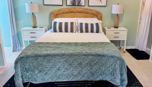 Private Kona Guest Suite — Ocean Views & Screened Lanai