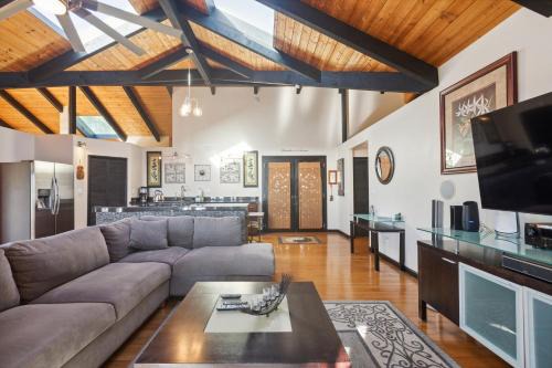 Pu'ukala Sunset Estate with Amazing Ocean Views! home