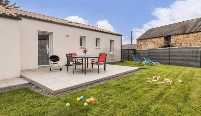 Quiet countryside retreat with private garden, terrace, and garage in Saint-Philbert-de-Grand-Lieu