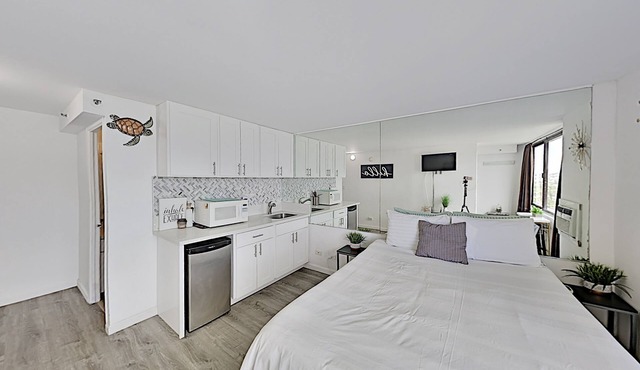 Quaint Waikiki Monarch Studio | Pool + Gym