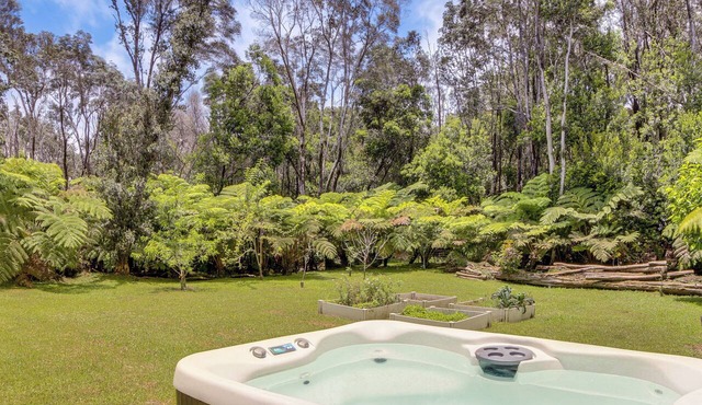 Rainforest Retreat w/Hot Tub: Mins to Nat'l Park!