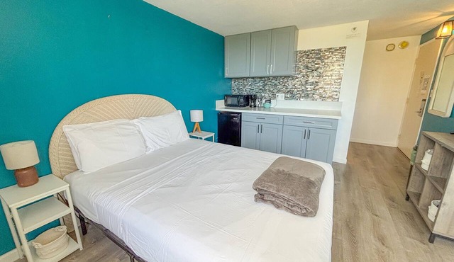 Renovated Beachy Studio at Hawaiian Monarch | Pool