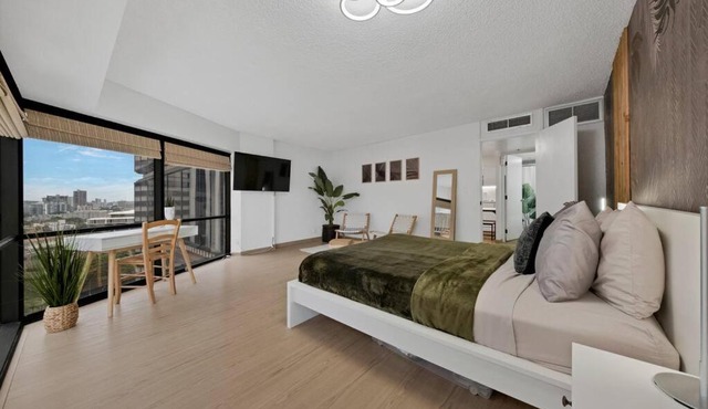 Renovated & Modern! Parking+WifI+Pool!