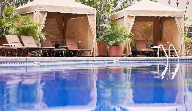 Right on the Beach! 3 Modern Units for 12, Restaurant, Minutes to Waikiki Beach!